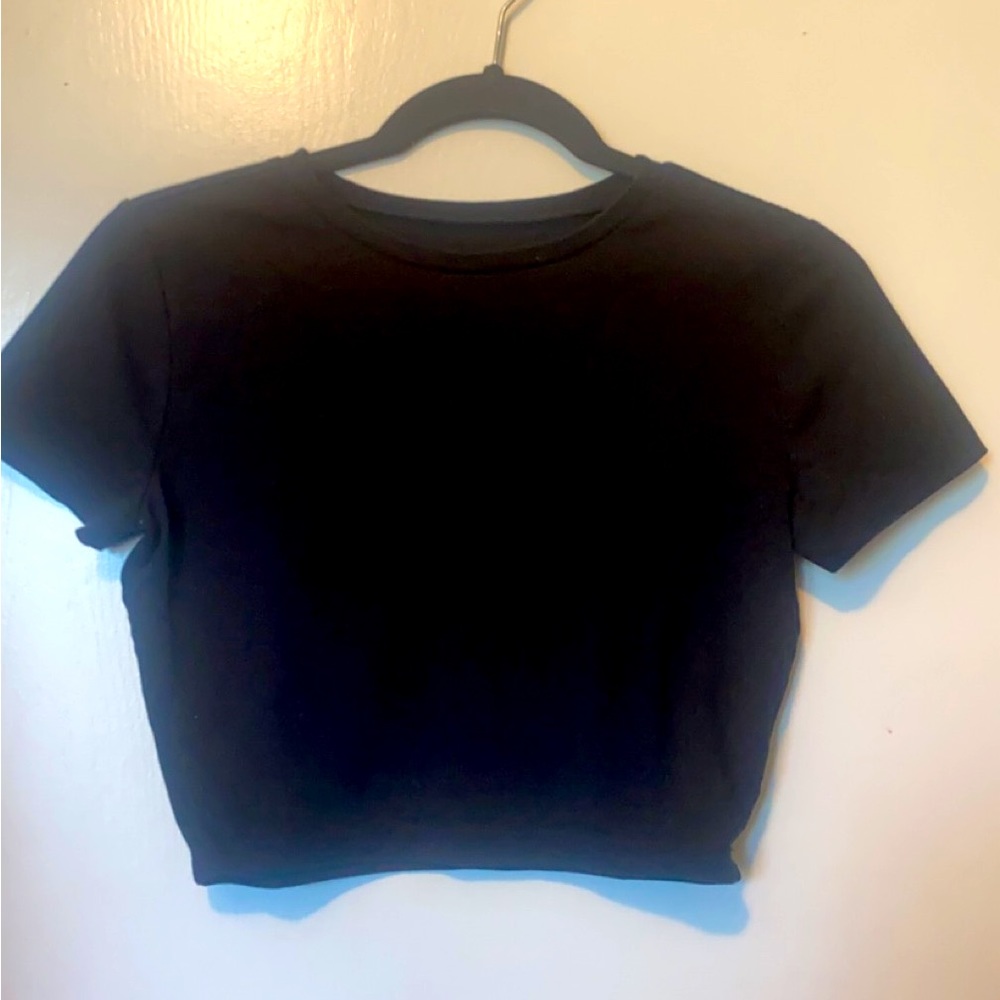 Black cropped t-shirt